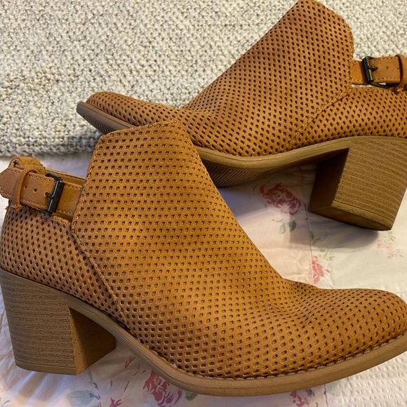 QUPID Tobin Short Booties Women’s Size 10 Tan Distress Nubuck Brown like new! - Picture 4 of 10